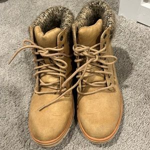 Women’s snow boots